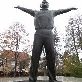 Памятник Гагарину у входа в музей истории космонавтики