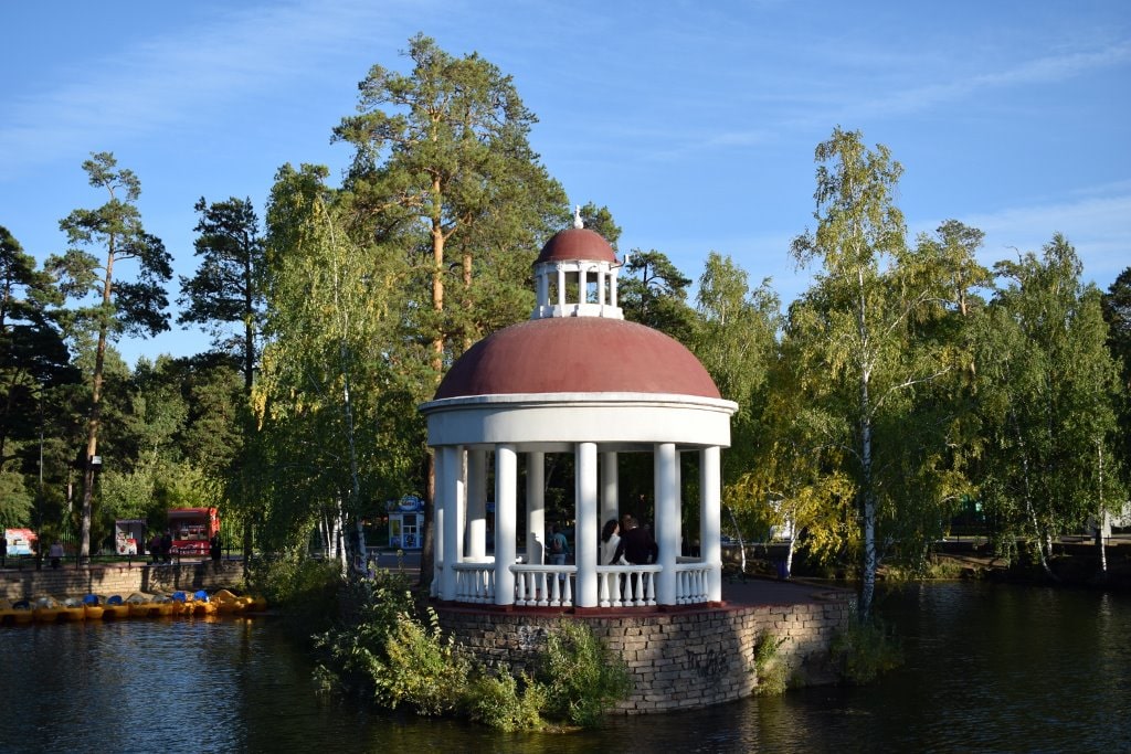 Беседка с видом на свадебный остров в парке Гагарина