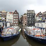 Пристань с экскурсионными катерами в Амстердаме
